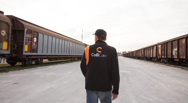 ColliCare employee at the rail station, surrounded by vagons